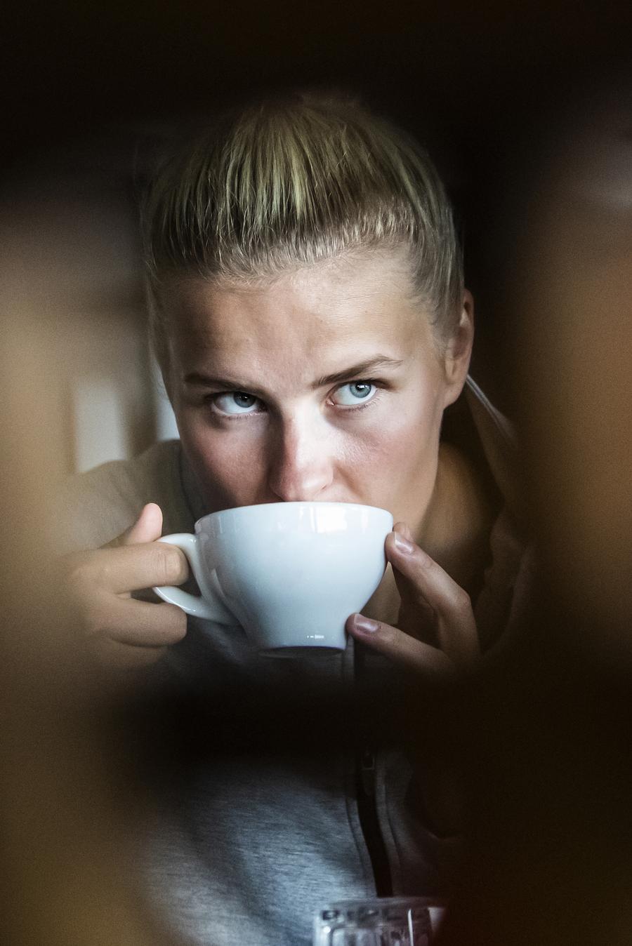 Savurând o cafea după un antrenament FOTO Marius Ionescu Maren Aardahl, noua handbalistă de la SCM Rm. Vâlcea: „Sunt dură, muncitoare, cer mult de la mine!”