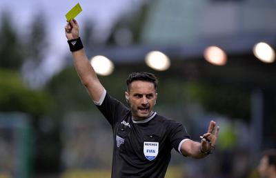Sepsi - FCSB: Arbitrul finalei, Colțescu, i-a dat 13 ”galbene” și 3 ”roșii” lui Sepsi în acest sezon