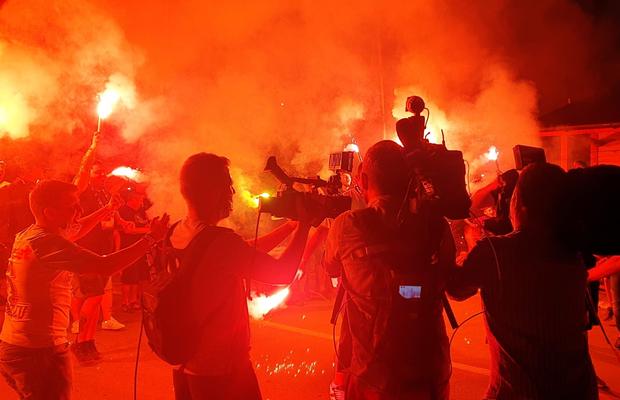 VIDEO + FOTO Fanii celor de la FCSB au făcut spectacol la baza din Berceni, după câștigarea Cupei României