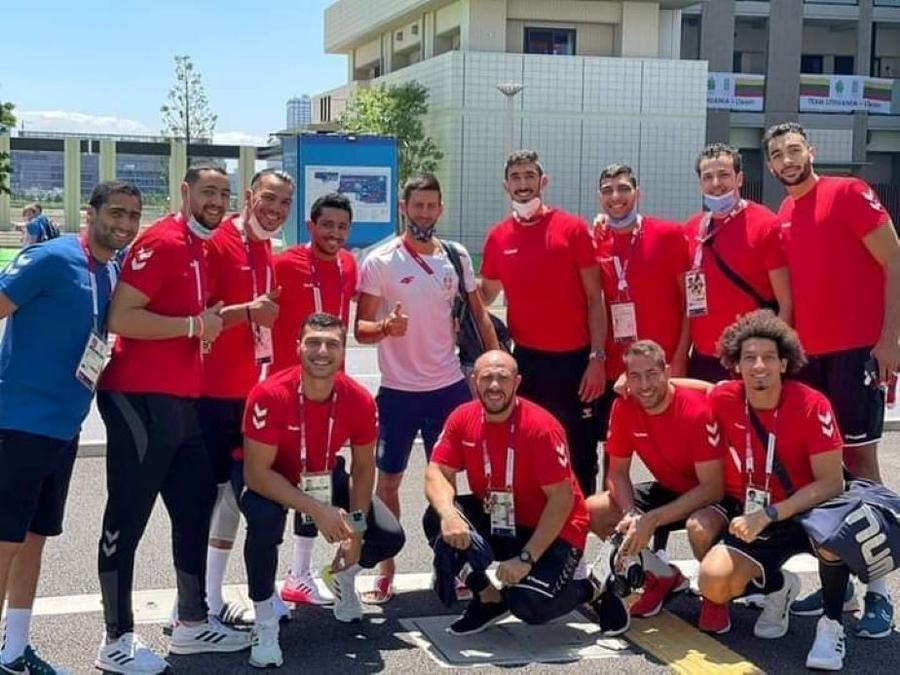 Novak Djokovic împreună cu componenții naționalei de handbal a Egiptului Novak Djokovic e vânat în Satul Olimpic » Toată lumea vrea o poză cu liderul ATP