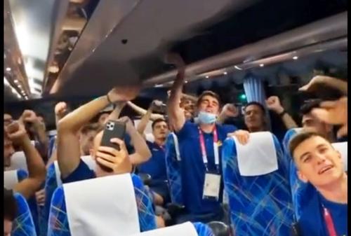 România a câștigat primul meci de la Jocurile Olimpice, 1-0 cu Honduras. „Tricolorii” au declanșat sărbătoarea în autocar, în drum spre hotel.