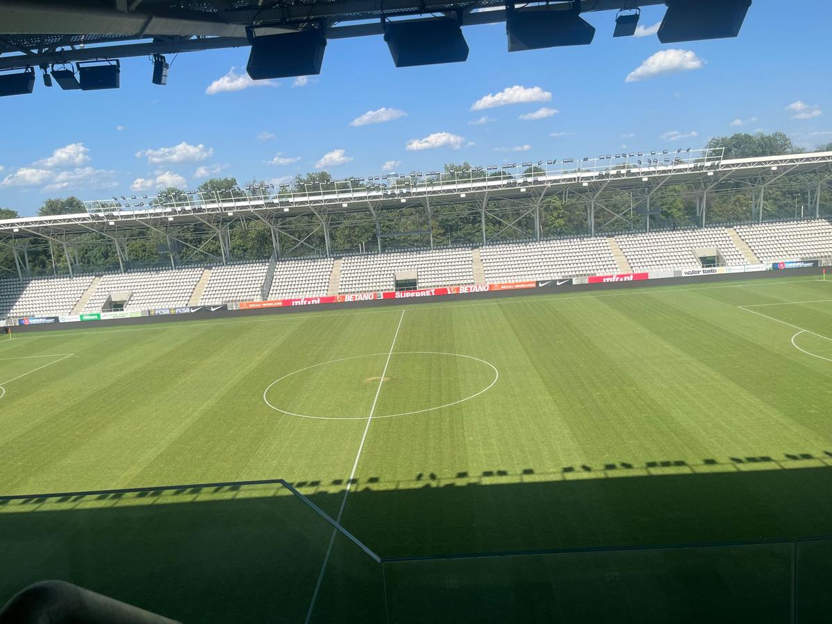 Gazon Arc de Triumf înainte de FCSB - Dinamo