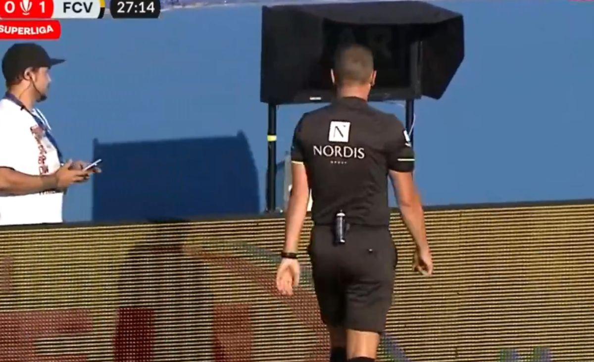 Fază ciudată în Farul - Voluntari » Ambulanță pe teren și penalty dictat cu VAR după 3 minute + Verdictul specialistului