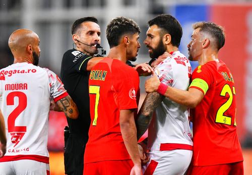 Vicecampioana s-a impus din atitudine și din magia lui Coman și Olaru, însă atitudinea echipei din partea secundă și o altă eroare jenantă a lui Târnovanu au băgat Dinamo în meci. „Câinii