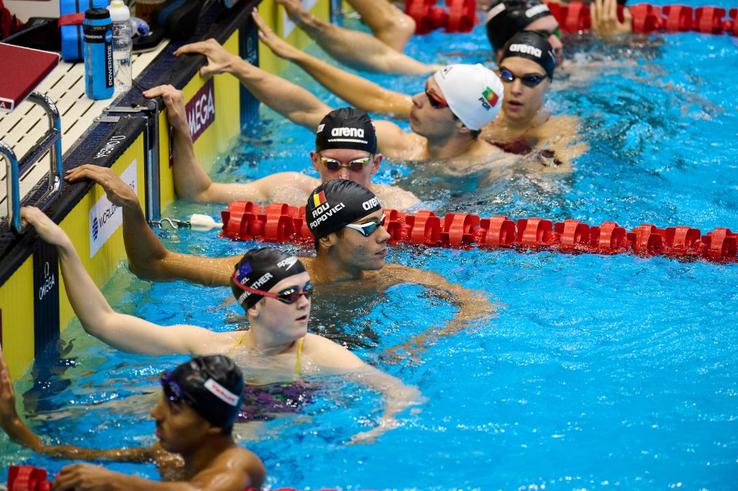 Dublul campion mondial în rând cu alți înotători