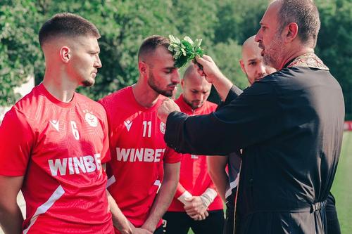 Un preot a venit în cantonamentul celor de la CSKA Sofia // foto: Facebook