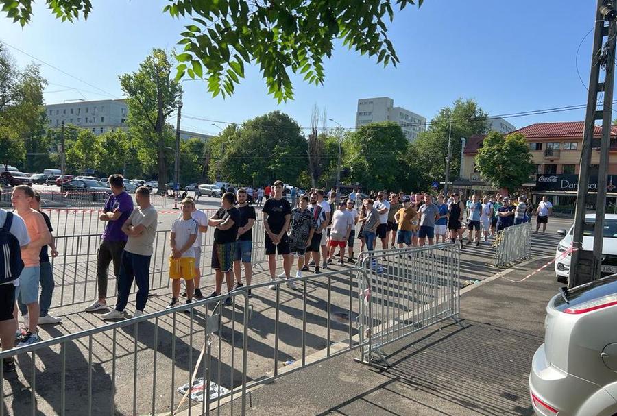 Imagine surprinsă în această dimineață, la casele de bilete de la Arena Națională / foto: GSP Ca pe vremuri! Suporterii FCSB au luat iar cu asalt casele de bilete! Ce s-a întâmplat azi, la Arena Națională