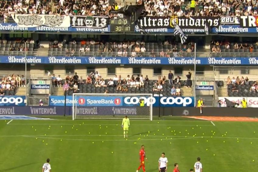 Fanii echipelor norvegiene Rosenborg și Lillestrom au aruncat cu mingi de tenis pe teren, iar meciul a fost suspendat  Foto: Football Norway (X)