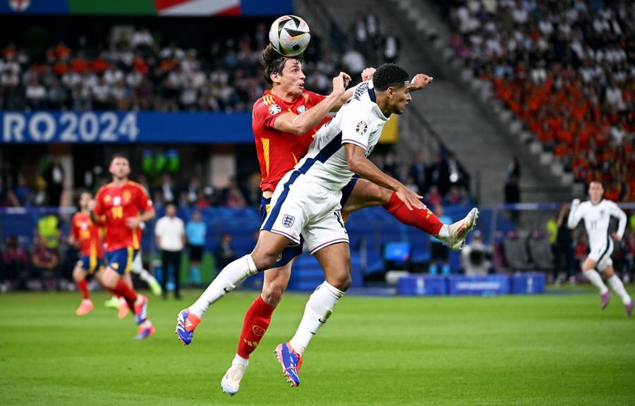 Robin Le Normand, aici în duel cu Jude Bellingham, în finala Euro 2024 cu Franța / Foto: Imago Al doilea campion care se transferă după EURO 2024. A anunțat deja clubul că vrea să plece acum la Atletico!