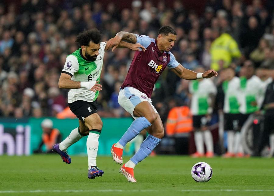 Moussa Diaby (în duel cu Mohamed Salah) ar putea schimba din nou campionatul / Foto: Imago Aston Villa încheie a doua cea mai scumpă vânzare a acestei veri și pregătește o lovitură: un star din LaLiga!