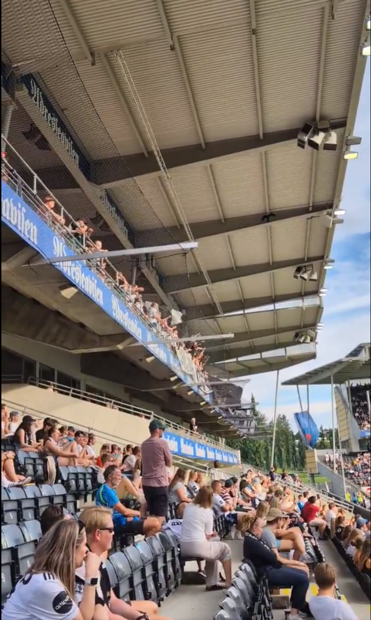Fanii echipelor norvegiene Rosenborg și Lillestrom au aruncat cu mingi de tenis pe teren, iar meciul a fost suspendat