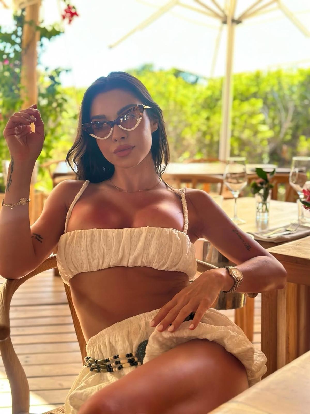 Surorile Mateuț au „incendiat” plaja în Ibiza: „Eres bonita, Nati”