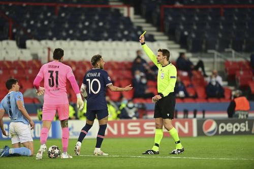 „Centralul” Felix Brych îi arată cartonașul galben lui Neymar / Foto: Imago