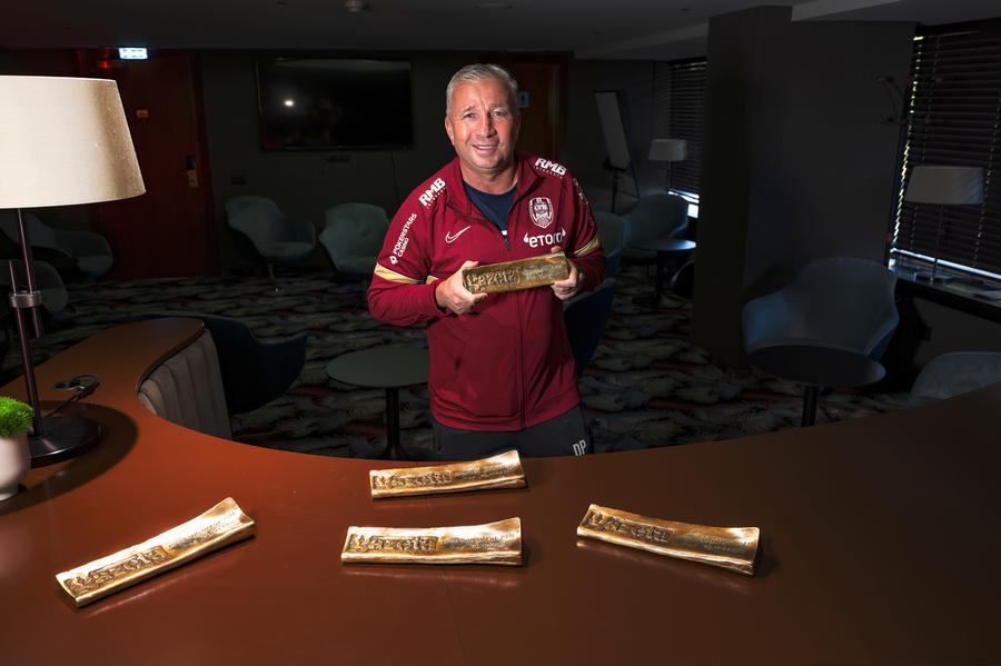 Dan Petrescu cu cele cinci trofee de „Antrenorul anului” în Ancheta Gazetei Sporturilor Rundă istorică: Dan Petrescu, la meciul 800 ca „principal” » Poate obține și victoria 200 în Superliga: „Eram nebun de atunci!”