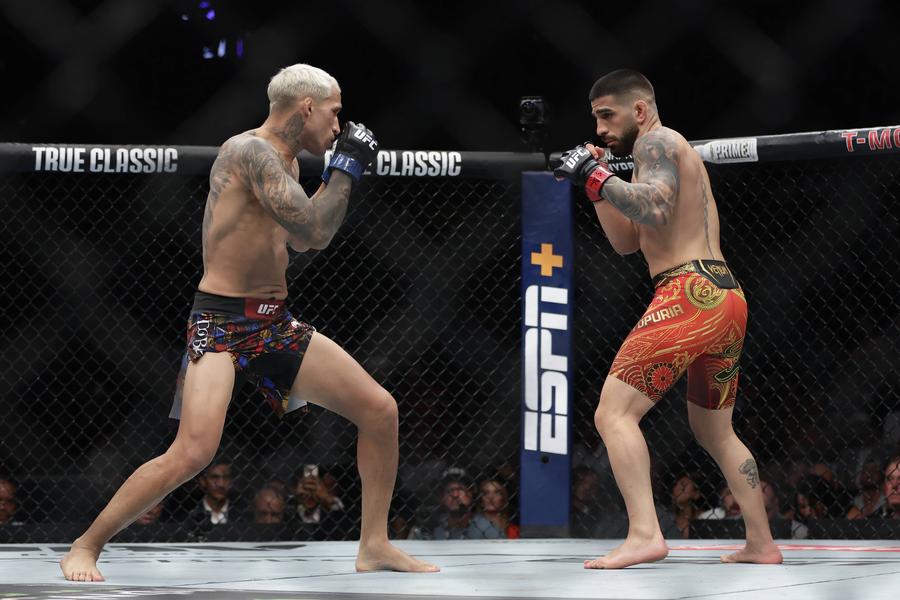 Ilia Topuria vs. Charles Oliveira/Foto: Imago Images Top 5 cele mai bune knockout-uri din UFC în prima jumătate a anului 2025