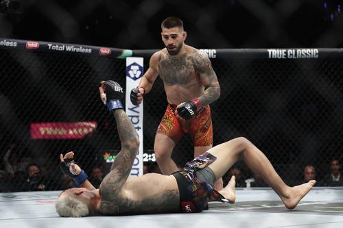 Charles Oliveira, doborât de Ilia Topuria/Foto: Imago Images