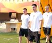 Fotbaliștii au ajuns la stadion pentru Shkendija - FCSB  /  FOTO: Andrei Furnigă (GSP.ro)