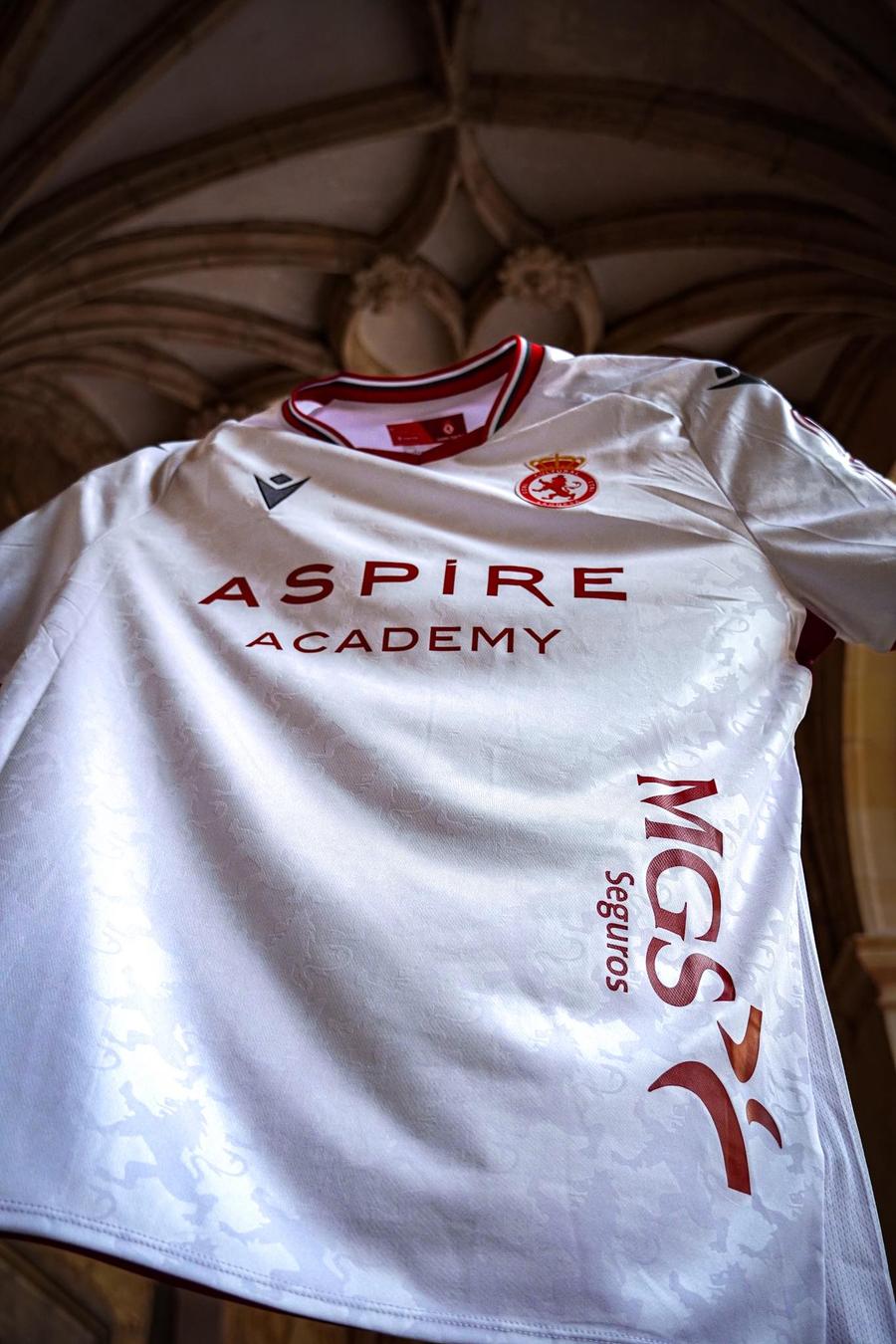 Așa arată echipamentul lui Cultural y Deportiva Leonesa Daniel Paraschiv și-a găsit echipă! Va juca în alb-roșu