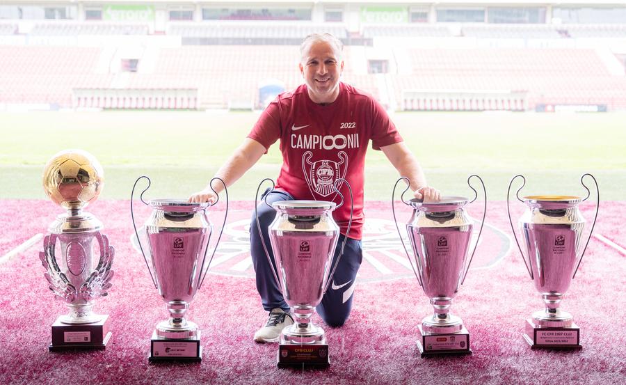 Cu cinci titluri de campion al României cu CFR Cluj în palmares, Dan Petrescu a decis să-și ia, momentan, o pauză de la vulcanul fotbalului Dan Petrescu a rupt tăcerea după victoria cu Austria: „N-am înțeles de ce toți selecționerii dinainte îl foloseau pe Ianis extremă” + „Lumea m-a luat la mișto când vorbeam de Dragomir” » Cum se simte antrenorul