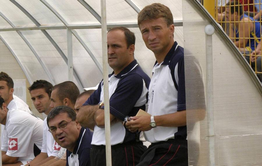 Imagine de la primul meci oficial al antrenorului Dan Petrescu Rundă istorică: Dan Petrescu, la meciul 800 ca „principal” » Poate obține și victoria 200 în Superliga: „Eram nebun de atunci!”