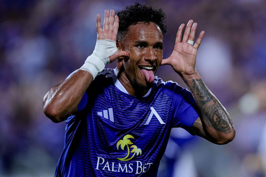 Reinaldo, atacatul celor de la Levski Sofia Universitatea Craiova a vrut să-l transfere pe atacantul cel mai periculos de la Levski » Cum au reușit bulgarii să-l „fure” de sub nasul oltenilor