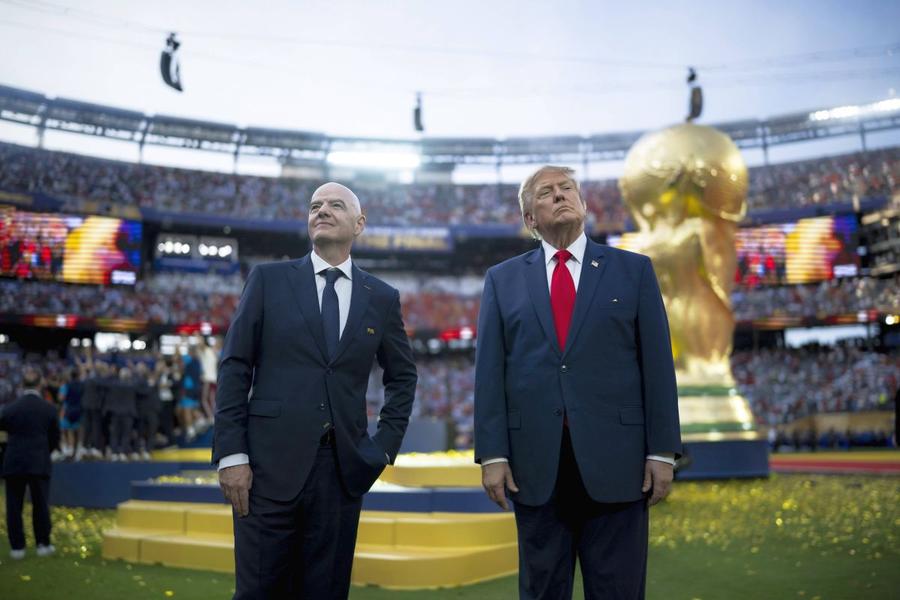 Gianni Infantino (stânga) și Donald Trump (dreapta) / Foto: Imago Images Ce avere a făcut Gianni Infantino în 10 ani la președinția FIFA! » Răzvan Burleanu și ceilalți 36 de membri ai Consiliului au împărțit anul trecut 11 milioane de euro