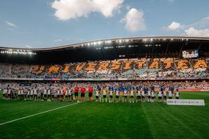 UEFA nu a iertat-o pe U Cluj: amenzi de zeci de mii de euro pentru rasism și folosirea de materiale pirotehnice la meciul cu Dinamo Kiev