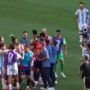 Lionel Messi privea detașat încăierarea generală petrecută la doar câțiva metri de el