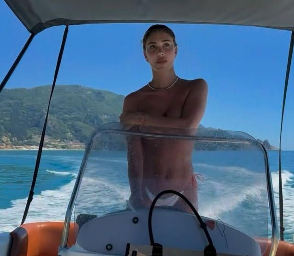 Prezentatoarea TV care a făcut striptease pentru Mutu în plină emisiune a revenit în atenţia publicului: „Sunt singură, m-am tuns și am împlinit 40 de ani”