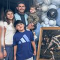 Leandro Paredes, alături de copiii lui și tabloul primit cadou / foto: Instagram @ ccamilagalantee