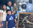 Leandro Paredes, alături de copiii lui și tabloul primit cadou / foto: Instagram @ ccamilagalantee