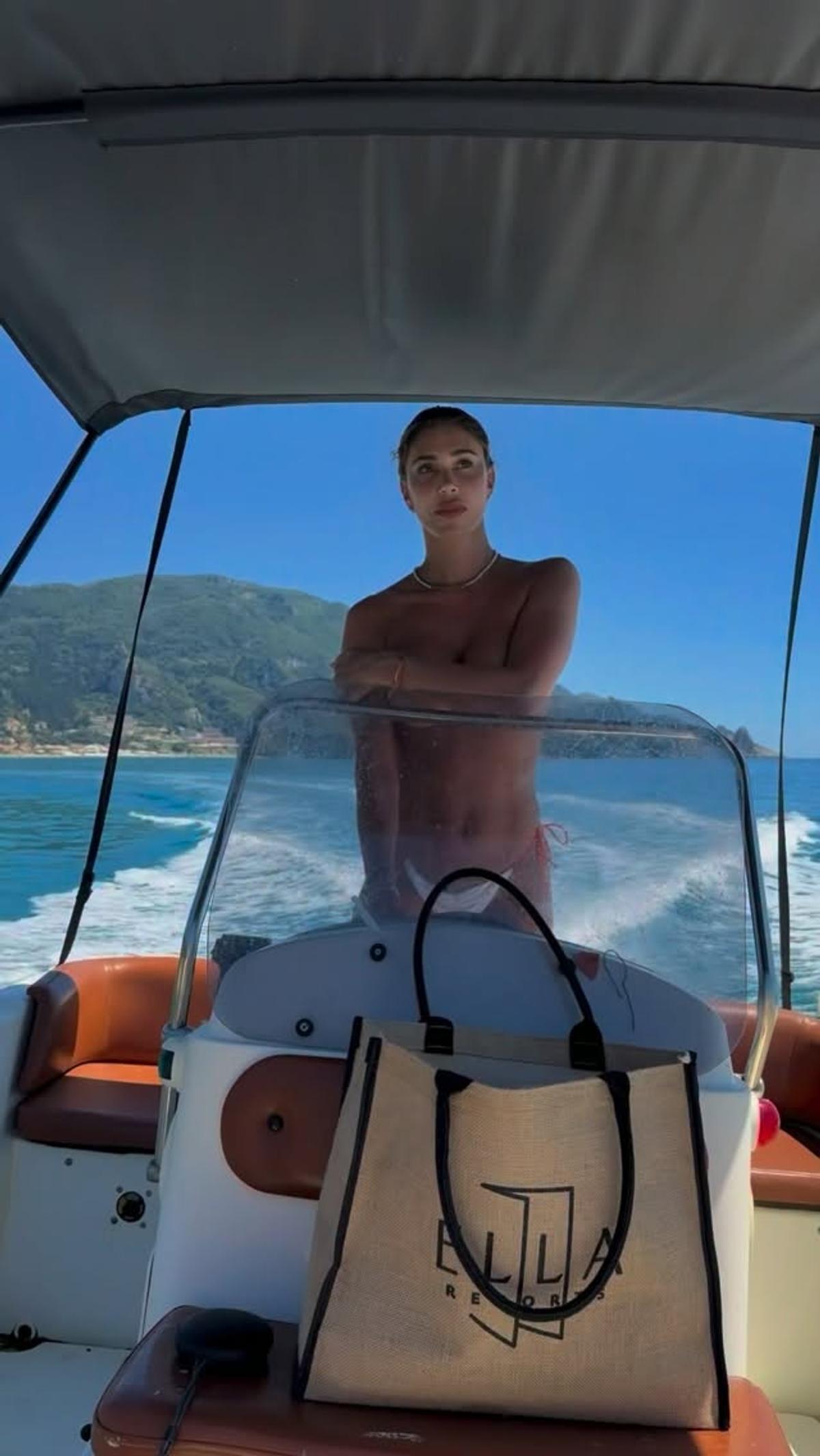 Prezentatoarea TV care a făcut striptease pentru Mutu în plină emisiune a revenit în atenţia publicului: „Sunt singură, m-am tuns și am împlinit 40 de ani”