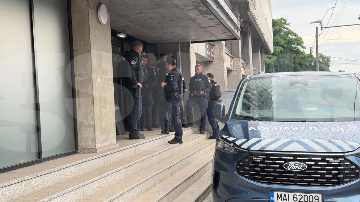 Două mașini de jandarmi la stadionul Rapid la primă oră. Care este motivul