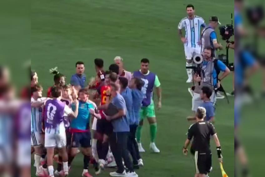 Lionel Messi, privind oarecum dezinteresat bătaia petrecută la câțiva metri de el