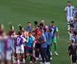 Lionel Messi, privind oarecum dezinteresat bătaia petrecută la câțiva metri de el