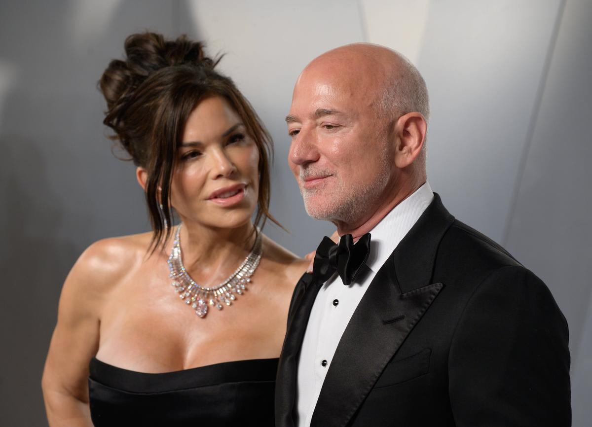 Negocieri BOMBĂ în Premier League! Jeff Bezos vrea să investească la un gigant