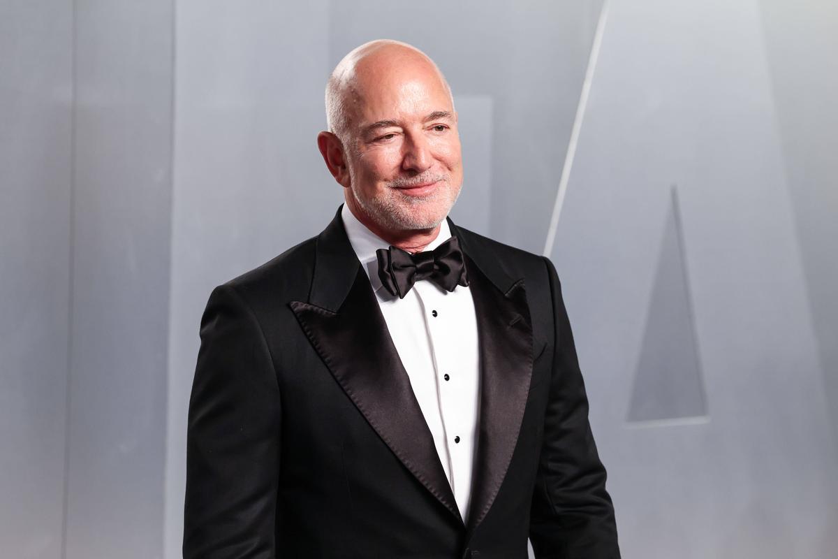 Negocieri BOMBĂ în Premier League! Jeff Bezos vrea să investească la un gigant