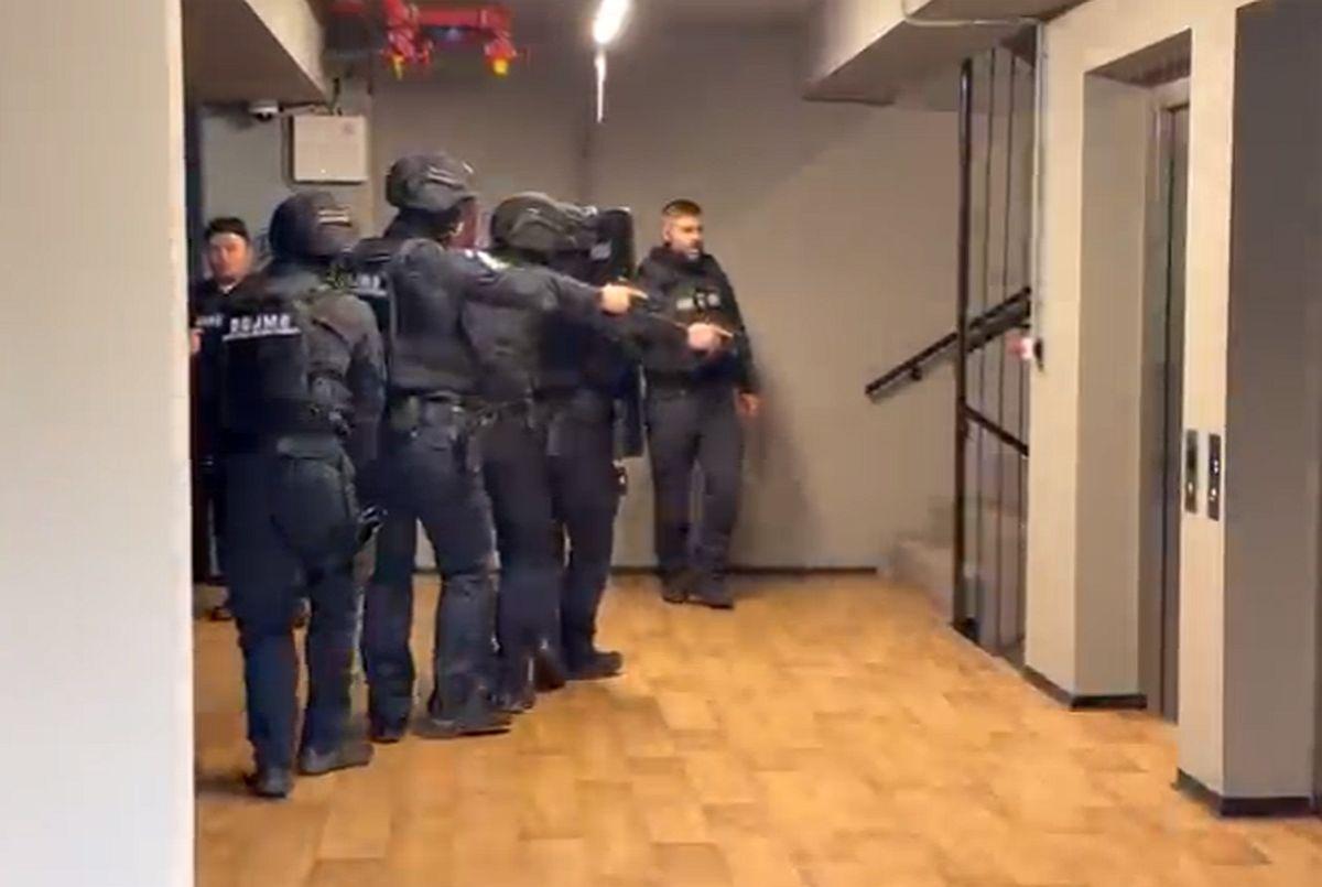 Două mașini de jandarmi la stadionul Rapid la primă oră. Care este motivul