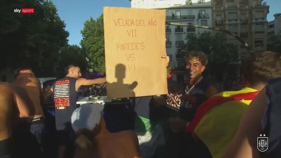 Lamine Yamal, mesaj afișat în tipul petrecerii de titlu a Spaniei // foto: captură Sky Sport Gestul provocator al lui Lamine Yamal » În timpul petrecerii de titlu, jucătorul argentinian a fost ironizat