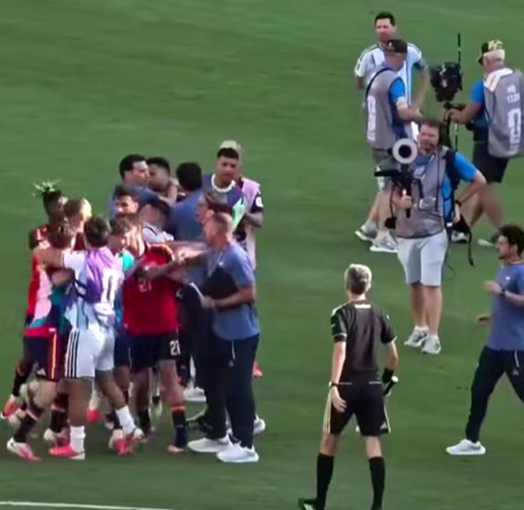 Lionel Messi privea detașat încăierarea generală petrecută la doar câțiva metri de el