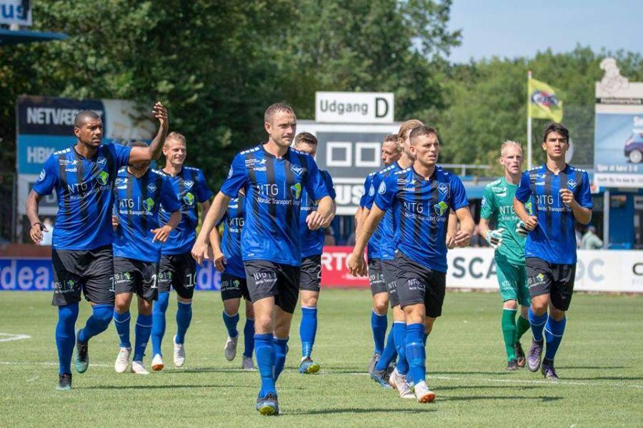Huja (ultimul din dreapta) INTERVIU EXCLUSIV Noul Kompany este un român de 20 de ani: „Marian Huja ar defila la FCSB! E o bestie! Putea să fie titular fără probleme la EURO U21” » Tatăl său l-a dat afară din casă la 15 ani