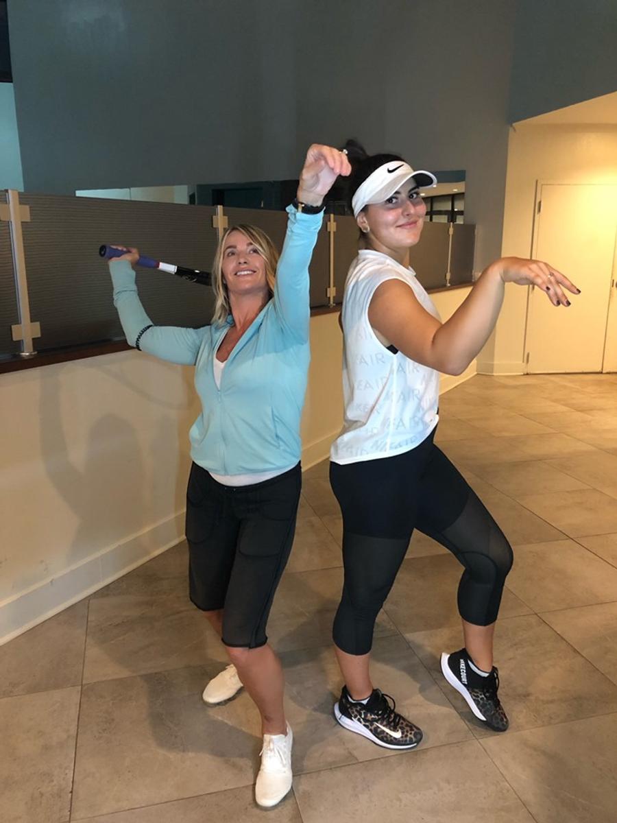 Nadia Comăneci și Bianca Andreescu, într-un schimb al sporturilor practicate Nadia Comăneci și Bianca Andreescu, întâlnire cu zâmbete: „E o legendă, dar în același timp are picioarele pe pământ”