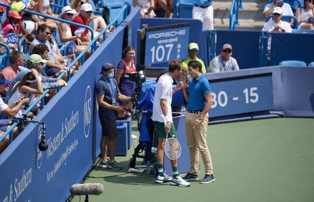 Scene incredibile la Open-ul de la Cincinnati » Daniil Medvedev a luat la șuturi o cameră video: „Scoateți-o de aici!”