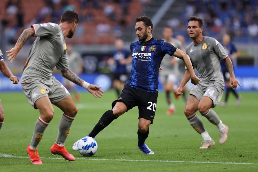 Hakan Calhanoglu are 38 de golur și 32 de assisturi în 182 de meciuri la Inter / Foto: Imago Două echipe se bat pentru semnătura mijlocașului lui Chivu: Mourinho îi promite banderola