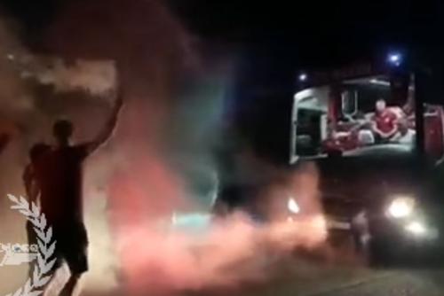 Autocarul Rapidului a fost întâmpinat de câțiva suporteri rapidiști din Suceava / Sursă foto: Facebook VISINIU.ro