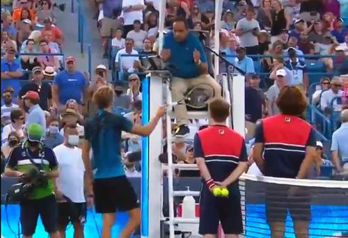 Alexander Zverev (5 ATP) l-a învins pe Stefanos Tsitsipas (3 ATP), scor 6-4, 3-6, 7-6(4), și s-a calificat în finala turneului ATP de la Cincinnati. Meciul a avut și momente tensionate.