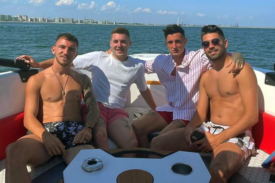 Cătălin Țîră, alături de jucătorii lui Dinamo / Sursă foto: instagram.com/catalintira9/ Gabi Torje, aproape de o nouă revenire la Dinamo! Țintele „câinilor” au cifre dezastruoase