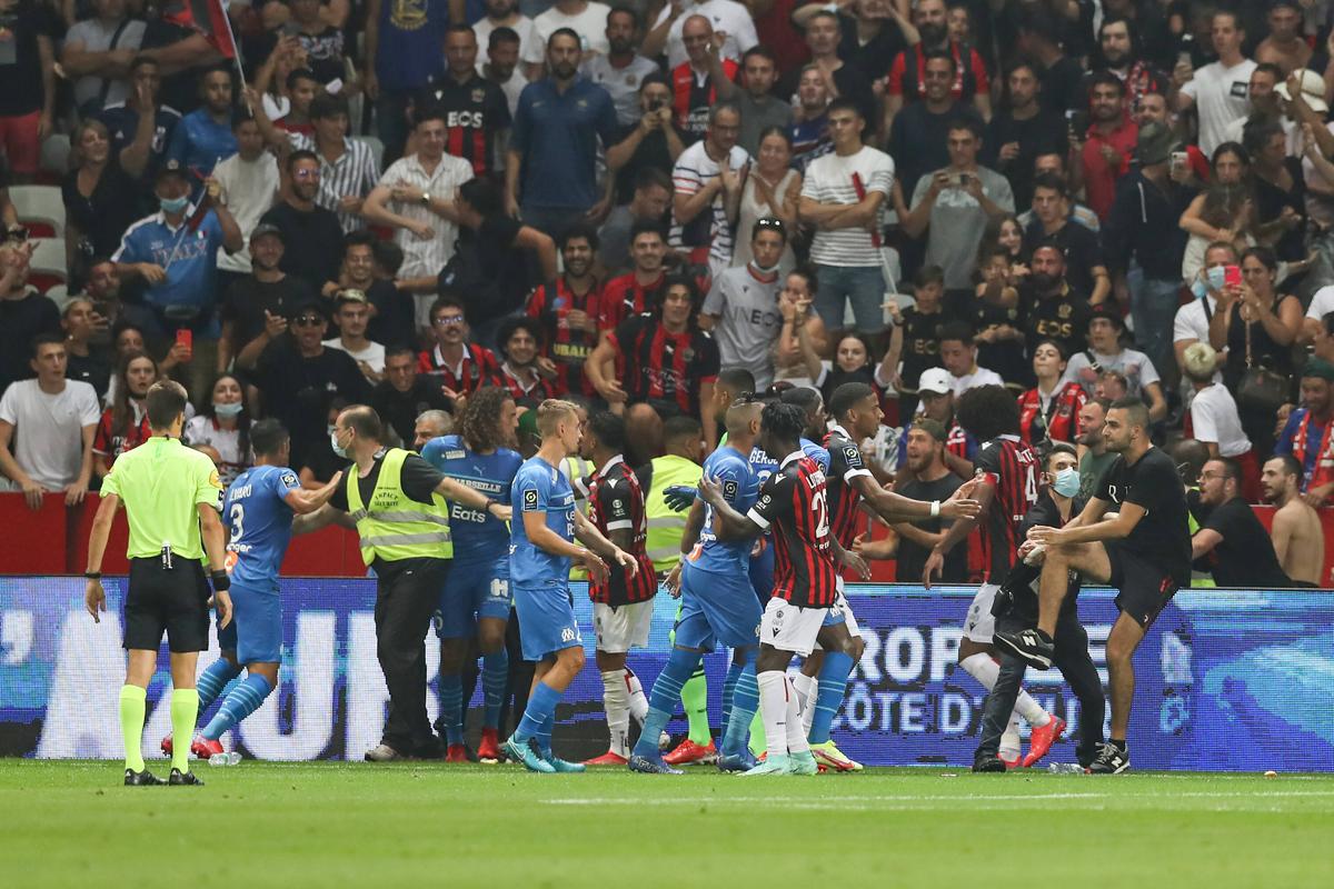 Scene halucinante în Nice - Marseille! Jucătorii oaspeților s-au luat la bătaie cu fanii adverși + Antrenorul, ținut de staff și fotbaliști