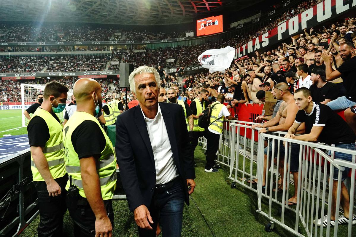 Scene halucinante în Nice - Marseille! Jucătorii oaspeților s-au luat la bătaie cu fanii adverși + Antrenorul, ținut de staff și fotbaliști