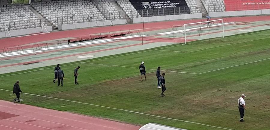 Cluj Arena, ca după bombardament! În câteva ore se joacă U Cluj - Sepsi în Superligă, iar suprafața este ciuruită